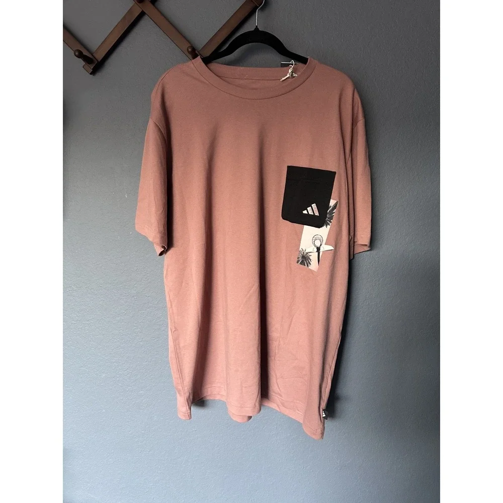 New Adidas Dusty Rose Men's Loose Fit‎ T-Shirt Graphic Chest Pocket Size XL